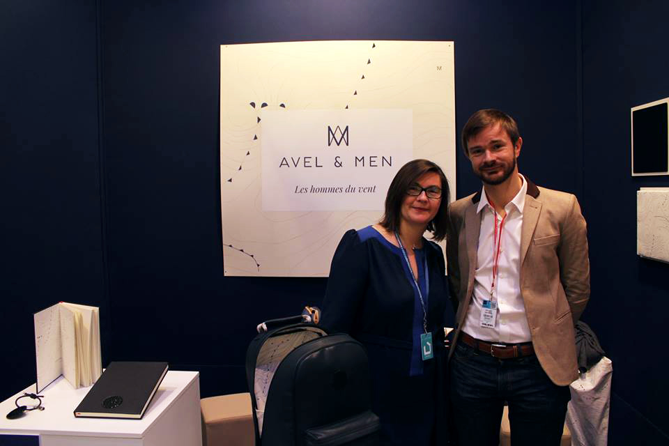 Agnès et Xavier Broise présentent les accessoires horlogers Avel andamp; Men sur un salon